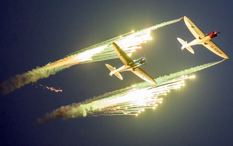 Illustration for article titled Esto es lo que pasa si juntas acrobacias aéreas y fuegos artificiales
